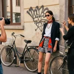 Des services photographiques mode Milano capturés dans une ambiance urbaine dynamique avec un modèle et un photographe professionnels.